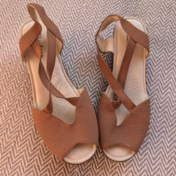 Stylish Women's Tan Wedge Sandals Piazza Solid Heels New With Out Tags - Picture 3 of 10